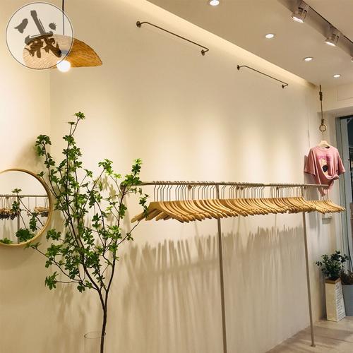 巧妙利用墻壁空間 服裝店掛衣桿的裝修設計指南